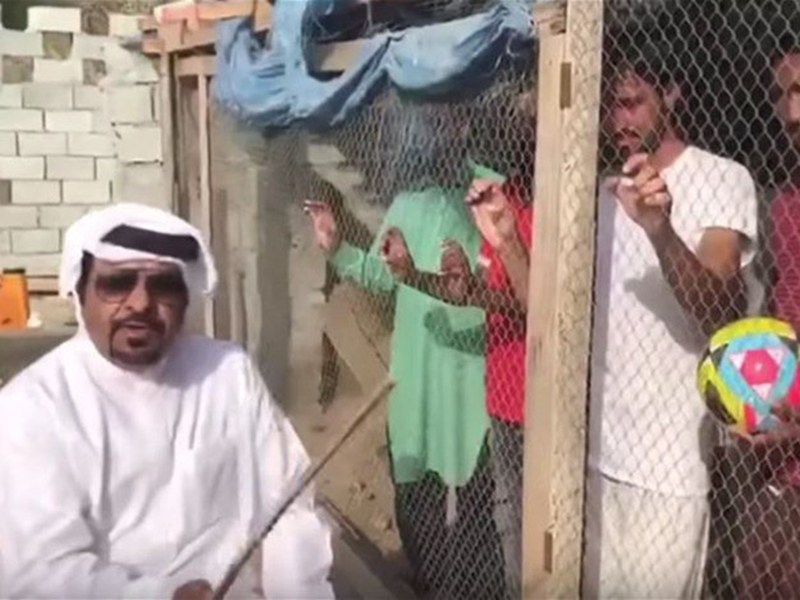 اضغط لمشاهدة الفيديو: إماراتي سجن مجموعة عمال داخل "قن دجاج"!